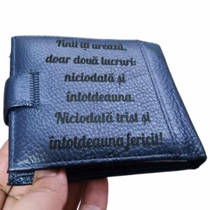 Portofel albastru cu capsa Finii iti ureaza