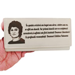 portofel dama beige In spatele